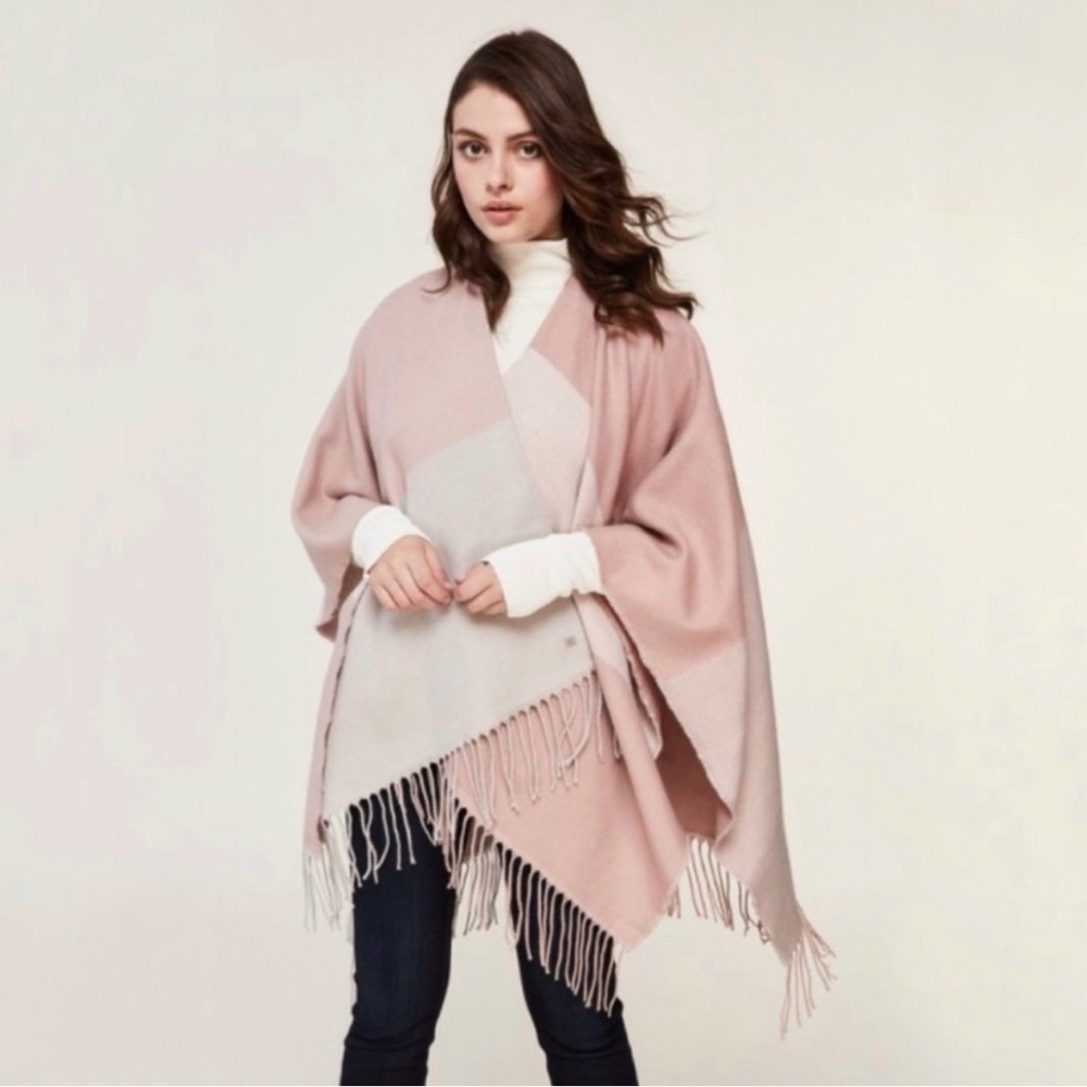 NWT Soia & Kyo Yadira Peach and Cream Shawl